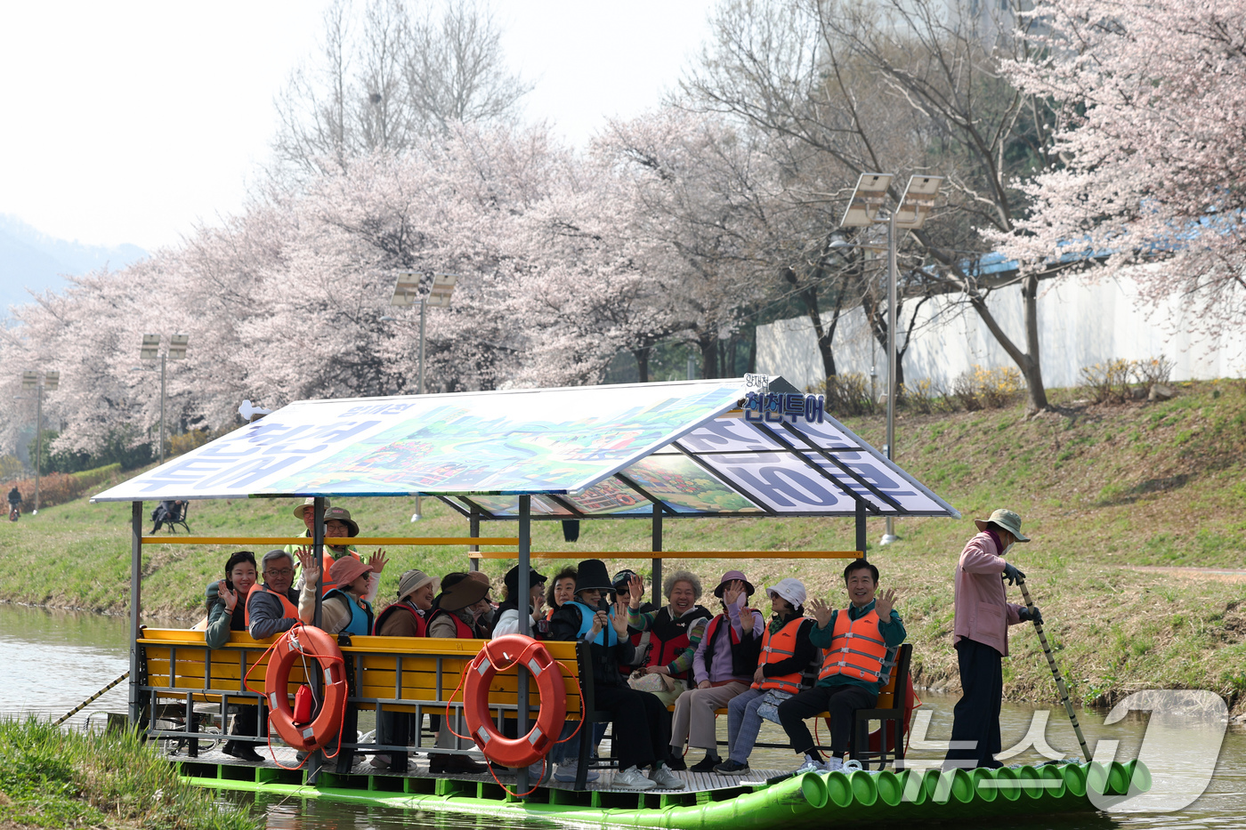(서울=뉴스1) 임지훈 인턴기자 = ‘양재천 천천투어’에 참여한 서초구민 어르신들이 2일 서울 서초구 양재천에서 뗏목을 타고 손인사를 하고 있다.‘양재천 천천투어’는 ‘하천(川)에 …