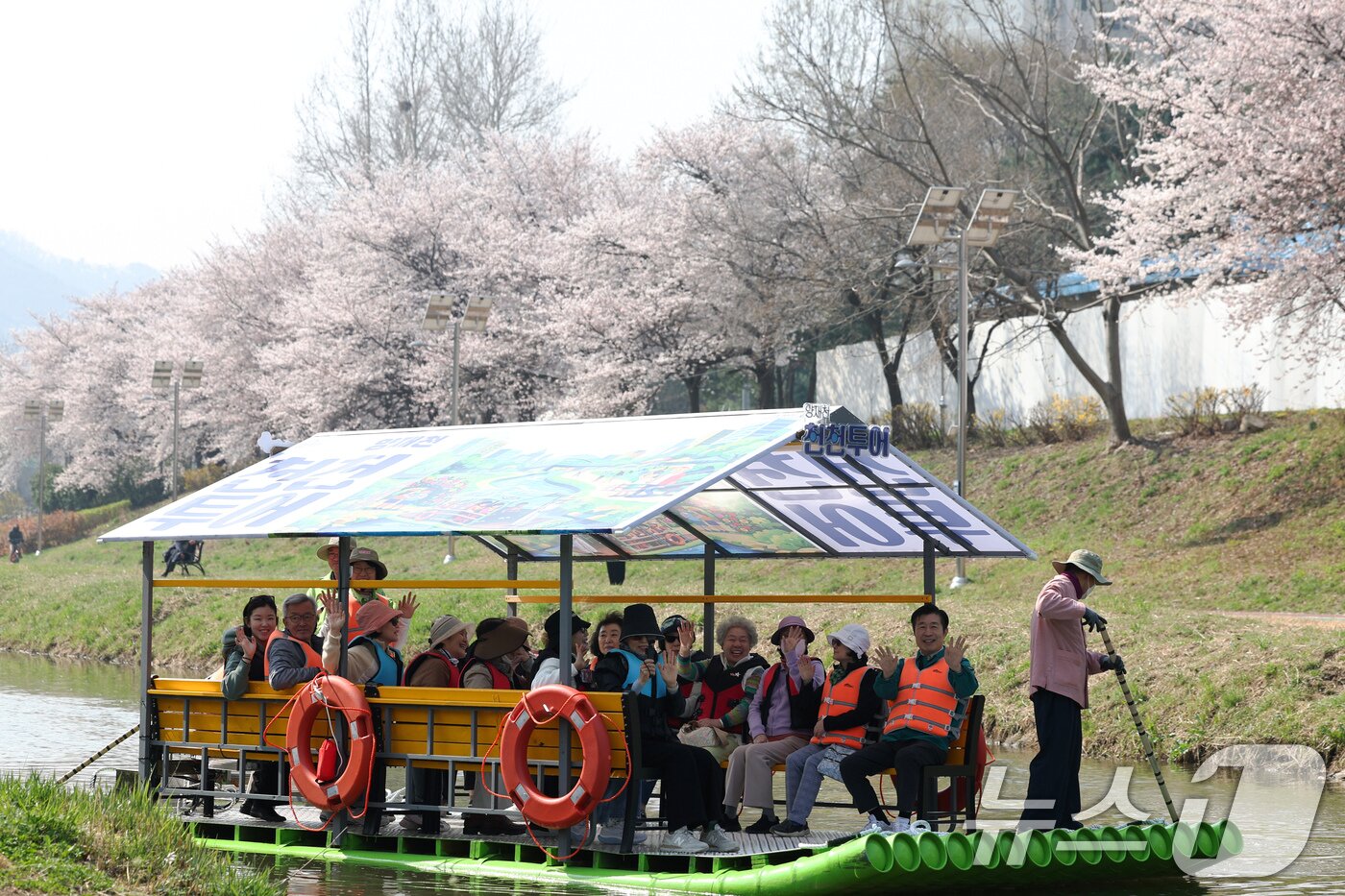 본문 이미지 - ‘양재천 천천투어’에 참여한 서초구민 어르신들이 2일 서울 서초구 양재천에서 뗏목을 타고 손인사를 하고 있다.  2026.4.2 ⓒ 뉴스1 임지훈 인턴기자