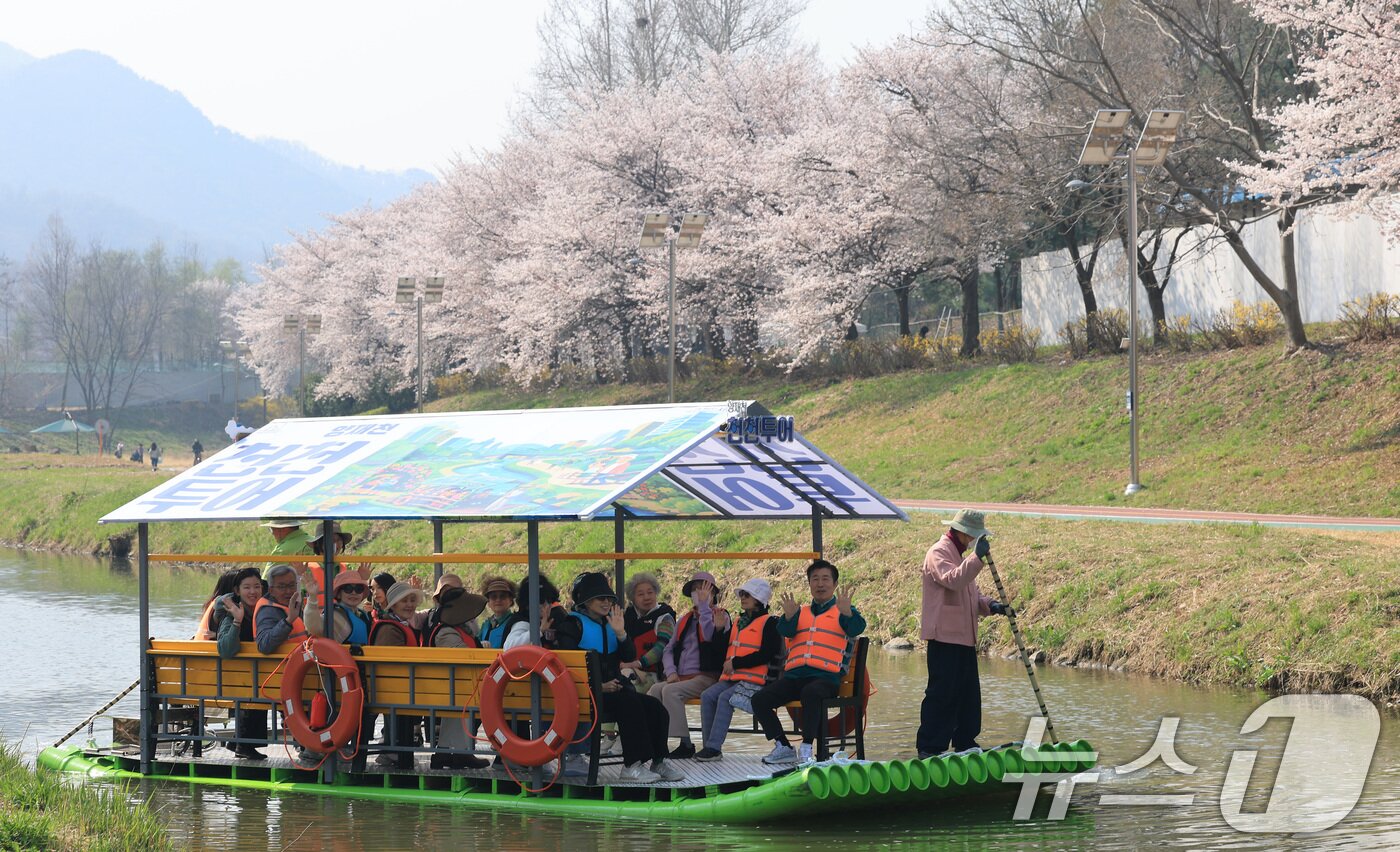 본문 이미지 - 2일 오전 서울 서초구 양재천에서 열린 '양재천 천천투어 어르신 하루여행'에 참가한 어르신들이 도심 속 이색 뗏목 체험을 하고 있다.  2026.4.2 ⓒ 뉴스1 임세영 기자