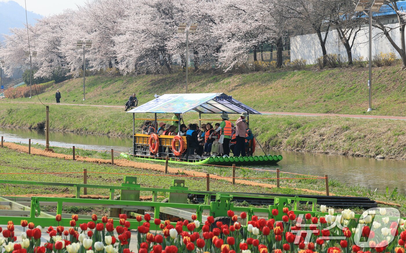 본문 이미지 - 2일 오전 서울 서초구 양재천에서 열린 '양재천 천천투어 어르신 하루여행'에 참가한 어르신들이 도심 속 이색 뗏목 체험을 하고 있다.  2026.4.2 ⓒ 뉴스1 임세영 기자