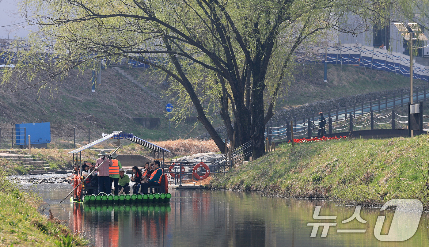 (서울=뉴스1) 임세영 기자 = 2일 오전 서울 서초구 양재천에서 열린 '양재천 천천투어 어르신 하루여행'에 참가한 어르신들이 도심 속 이색 뗏목 체험을 하고 있다.서초구는 4월부 …