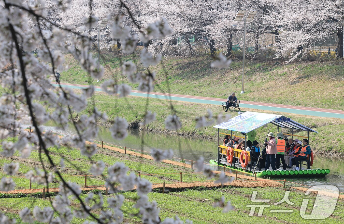 본문 이미지 - 2일 오전 서울 서초구 양재천에서 열린 '양재천 천천투어 어르신 하루여행'에 참가한 어르신들이 도심 속 이색 뗏목 체험을 하고 있다. 2026.4.2 ⓒ 뉴스1 임세영 기자
