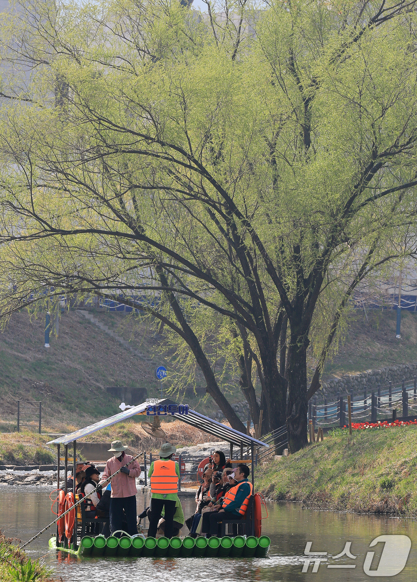 (서울=뉴스1) 임세영 기자 = 2일 오전 서울 서초구 양재천에서 열린 '양재천 천천투어 어르신 하루여행'에 참가한 어르신들이 도심 속 이색 뗏목 체험을 하고 있다.서초구는 4월부 …