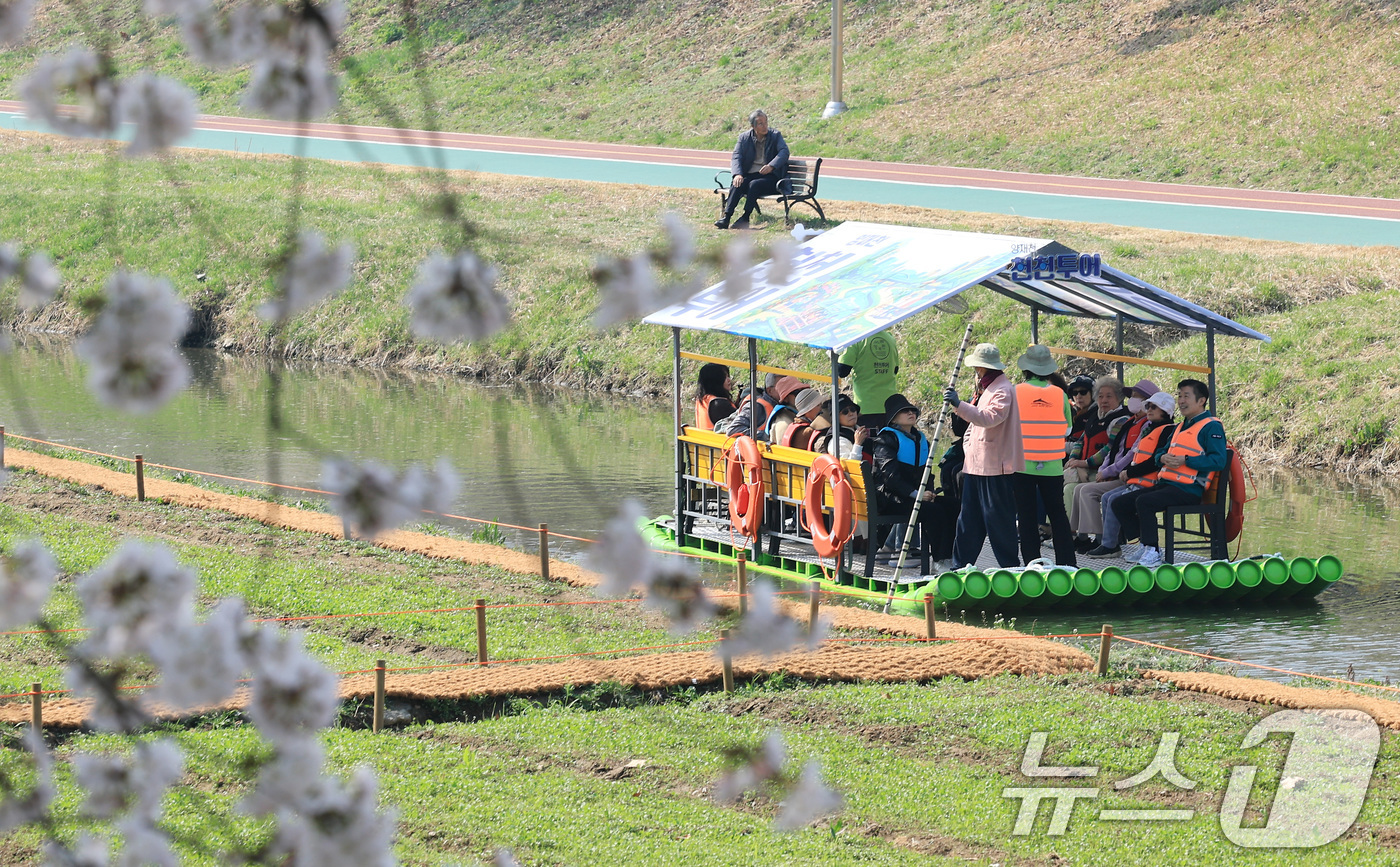 (서울=뉴스1) 임세영 기자 = 2일 오전 서울 서초구 양재천에서 열린 '양재천 천천투어 어르신 하루여행'에 참가한 어르신들이 도심 속 이색 뗏목 체험을 하고 있다.서초구는 4월부 …