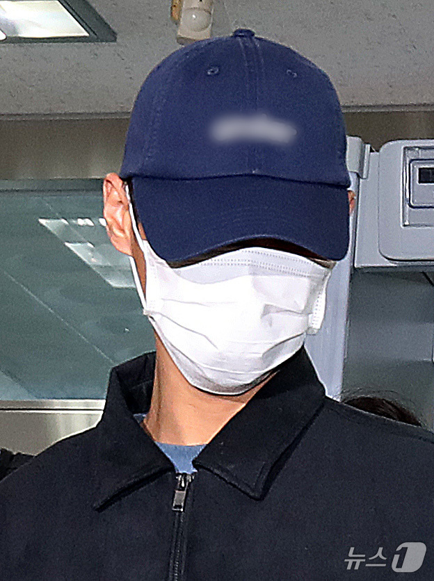 (대구=뉴스1) 공정식 기자 = 50대 장모를 살해하고 여행용 가방(캐리어)에 담아 대구 북구 신천 잠수교 인근에 버린 혐의(존속살해 등)를 받는 20대 사위가 2일 오전 구속 전 …