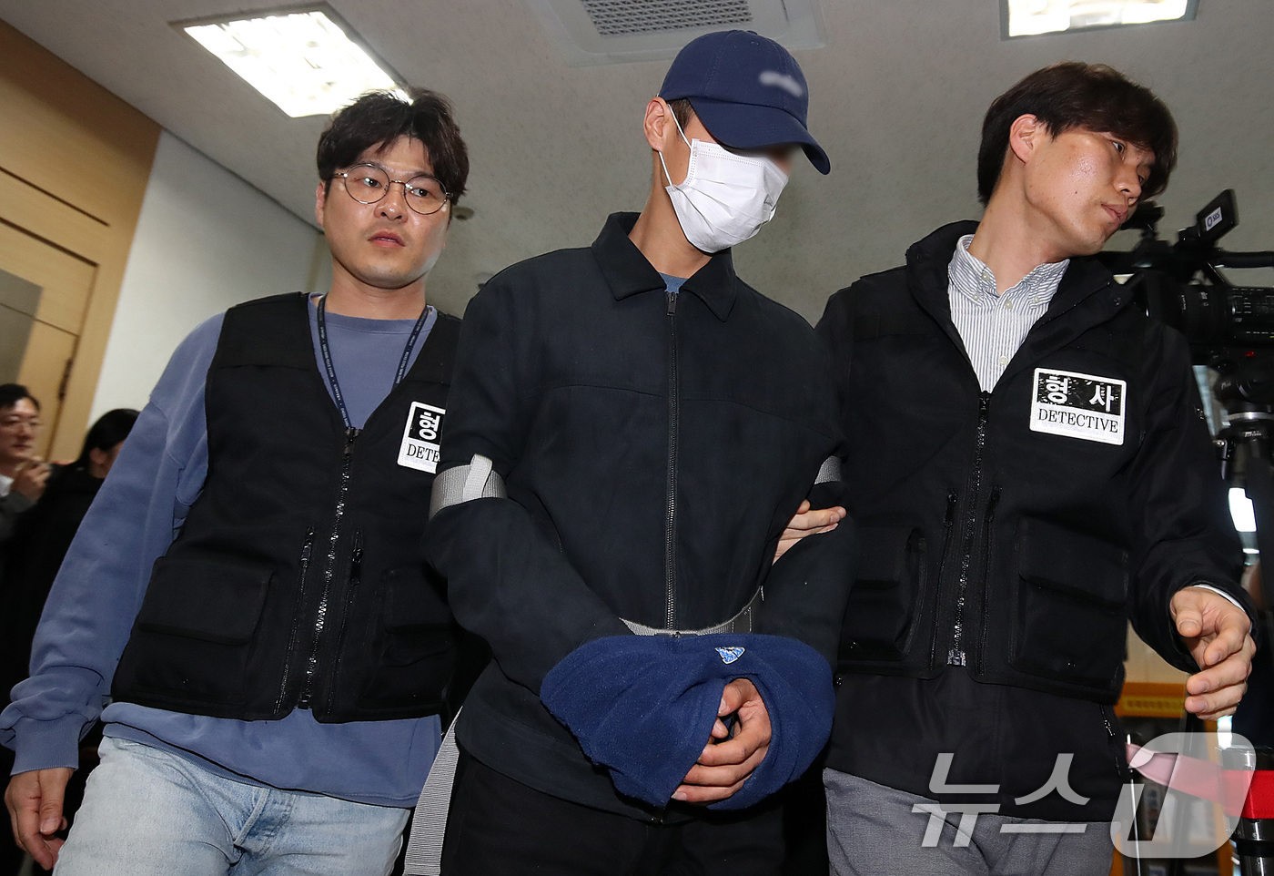 (대구=뉴스1) 공정식 기자 = 50대 장모를 살해하고 여행용 가방(캐리어)에 담아 대구 북구 신천 잠수교 인근에 버린 혐의(존속살해 등)를 받는 20대 사위가 2일 오전 구속 전 …