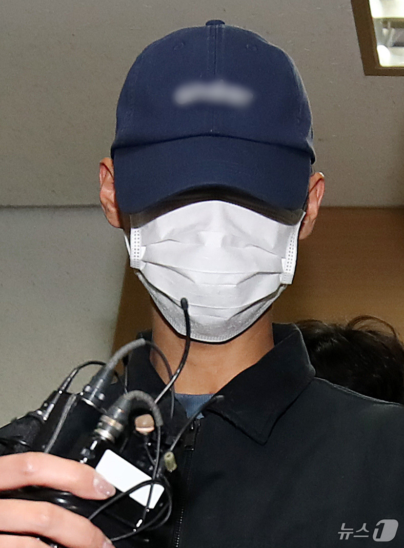 (대구=뉴스1) 공정식 기자 = 50대 장모를 살해하고 여행용 가방(캐리어)에 담아 대구 북구 신천 잠수교 인근에 버린 혐의(존속살해 등)를 받는 20대 사위가 2일 오전 구속 전 …