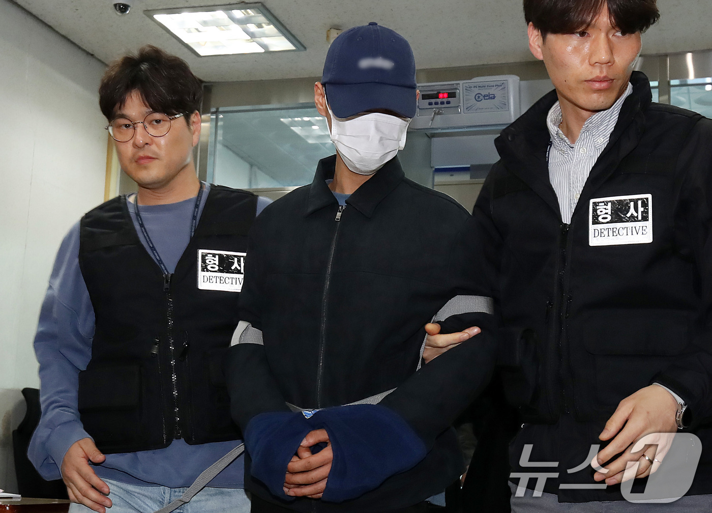 (대구=뉴스1) 공정식 기자 = 50대 장모를 살해하고 여행용 가방(캐리어)에 담아 대구 북구 신천 잠수교 인근에 버린 혐의(존속살해 등)를 받는 20대 사위가 2일 오전 구속 전 …