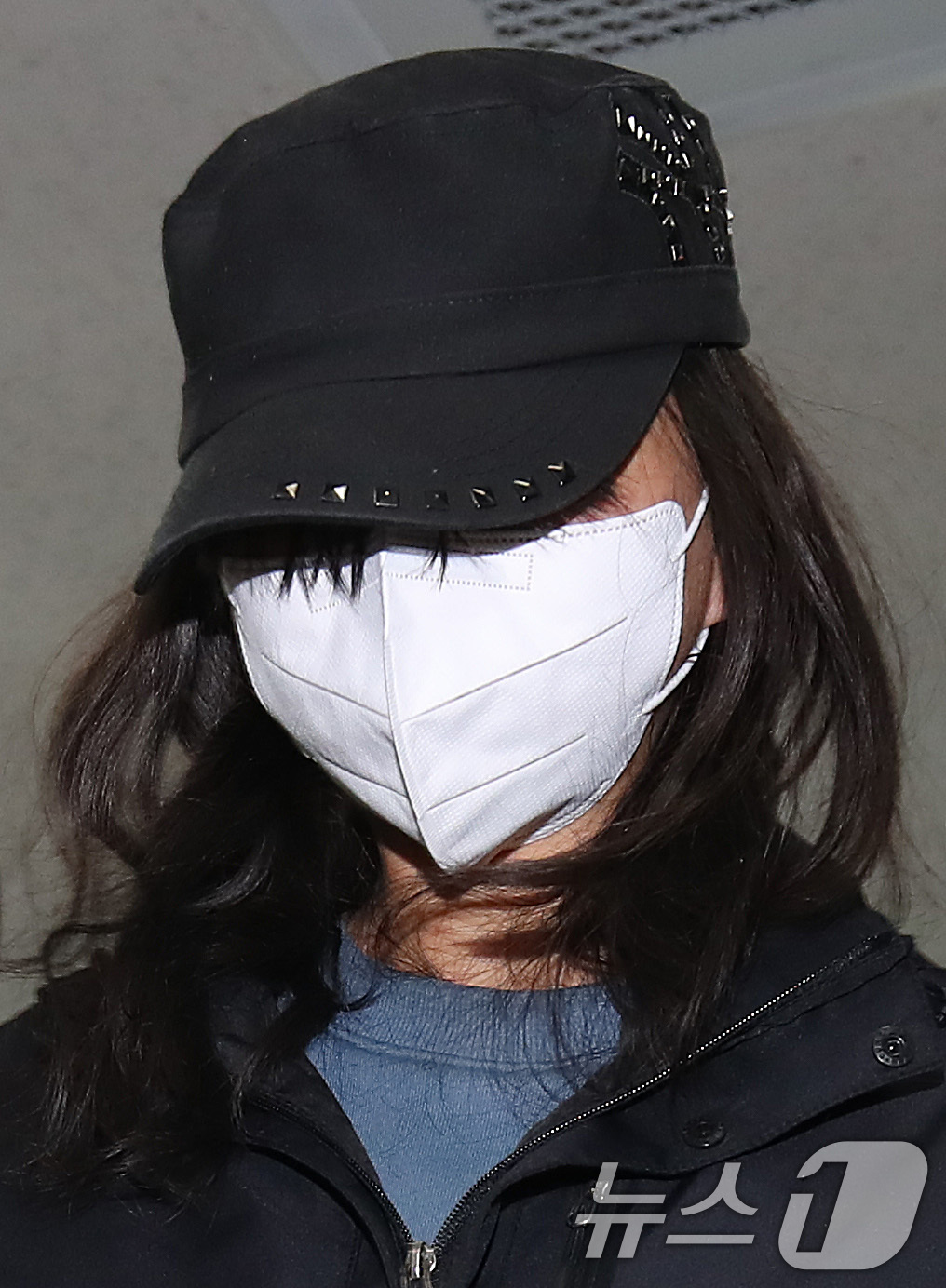 (대구=뉴스1) 공정식 기자 = 50대 어머니 시체를 여행용 가방(캐리어)에 담아 대구 북구 신천 잠수교 인근에 버린 혐의(시체유기)를 받는 20대 딸이 2일 오전 구속 전 피의자 …