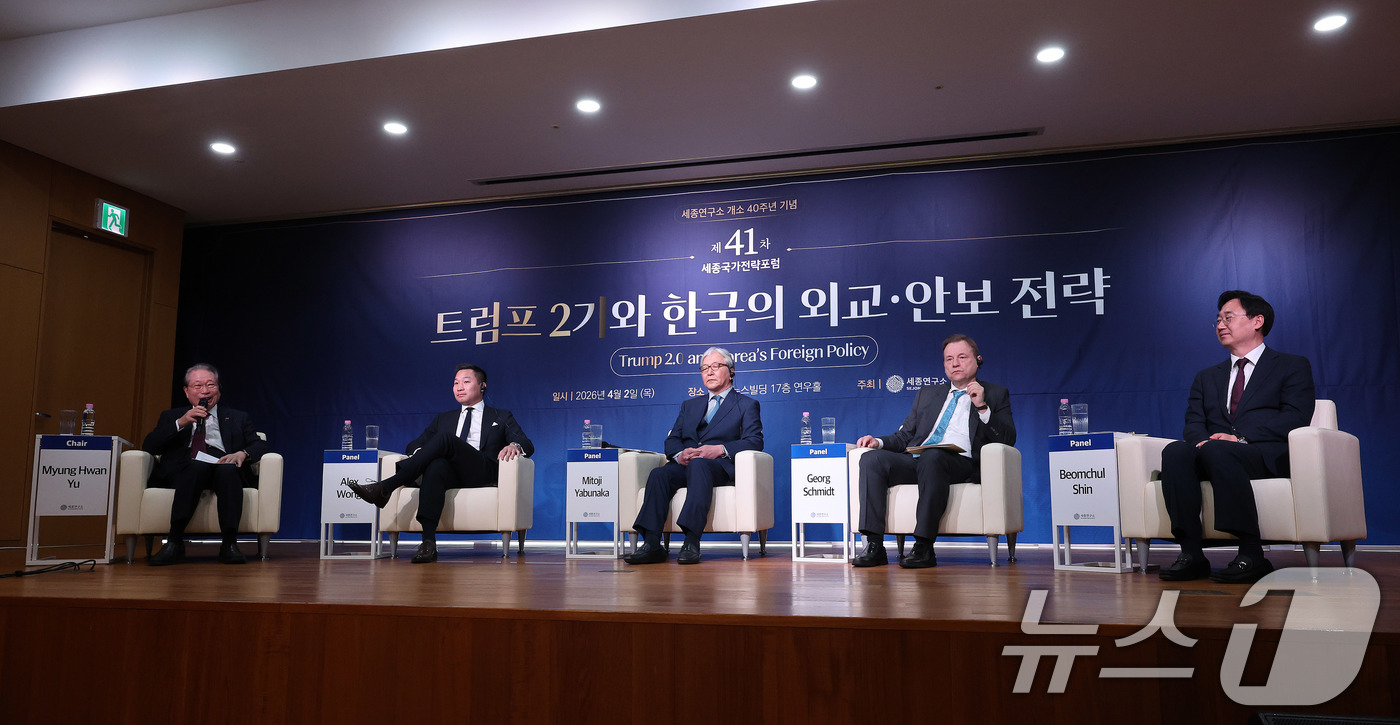 (서울=뉴스1) 박지혜 기자 = 2일 서울 종로구 연합뉴스빌딩에서 ‘트럼프 2기와 한국의 외교·안보 전략’을 주제로 열린 제41차 세종국가전략포럼에서 좌장인 유명환 전 외교부 장관 …
