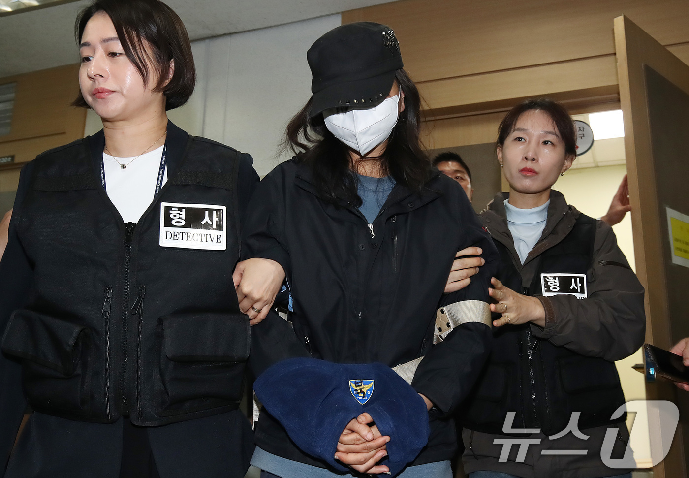 (대구=뉴스1) 공정식 기자 = 50대 어머니 시체를 여행용 가방(캐리어)에 담아 대구 북구 신천 잠수교 인근에 버린 혐의(시체유기)를 받는 20대 딸이 2일 오전 구속 전 피의자 …