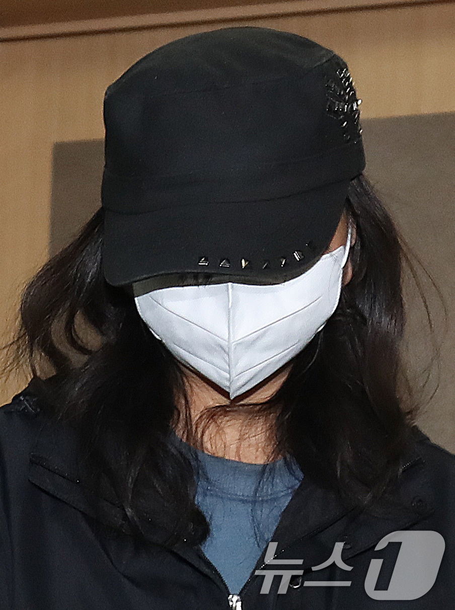 (대구=뉴스1) 공정식 기자 = 50대 어머니 시체를 여행용 가방(캐리어)에 담아 대구 북구 신천 잠수교 인근에 버린 혐의(시체유기)를 받는 20대 딸이 2일 오전 구속 전 피의자 …