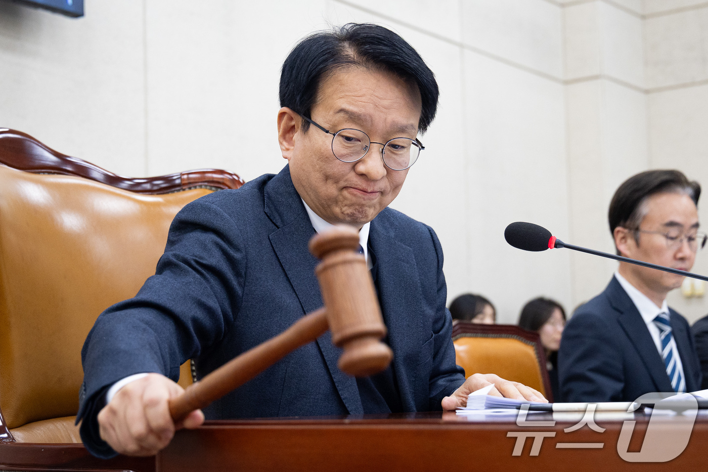 (서울=뉴스1) 유승관 기자 = 권칠승 신임 국회 행정안전위원장이 2일 서울 여의도 국회에서 열린 제433회 국회(임시회) 행정안전위원회 제4차 전체회의에서 의사봉을 두드리고 있다 …