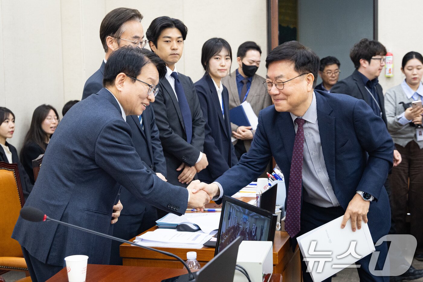 본문 이미지 - 권칠승 신임 국회 행정안전위원장과 서범수 국민의힘 간사가 2일 서울 여의도 국회에서 열린 제433회 국회(임시회) 행정안전위원회 제4차 전체회의에서 인사를 나누고 있다. 2026.4.2 ⓒ 뉴스1 유승관 기자