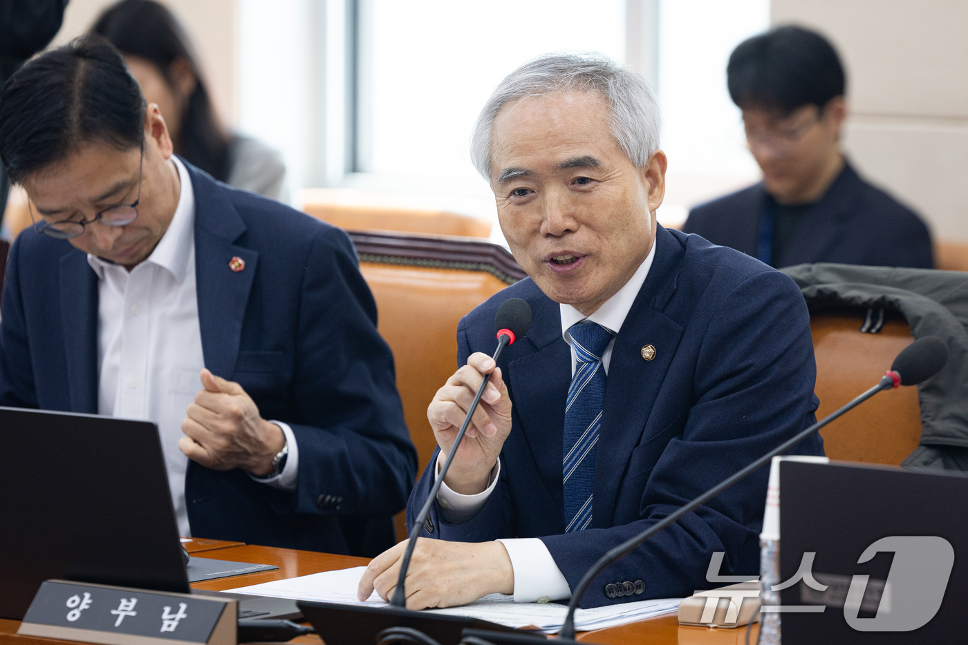 (서울=뉴스1) 유승관 기자 = 양부남 국회 행정안전위원회 신임 예산·결산기금심사소위원장이 2일 서울 여의도 국회에서 열린 제433회 국회(임시회) 행정안전위원회 제4차 전체회의에 …