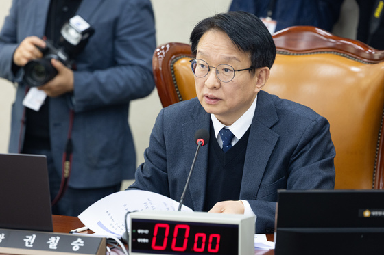 인사말하는 권칠승 신임 행안위원장