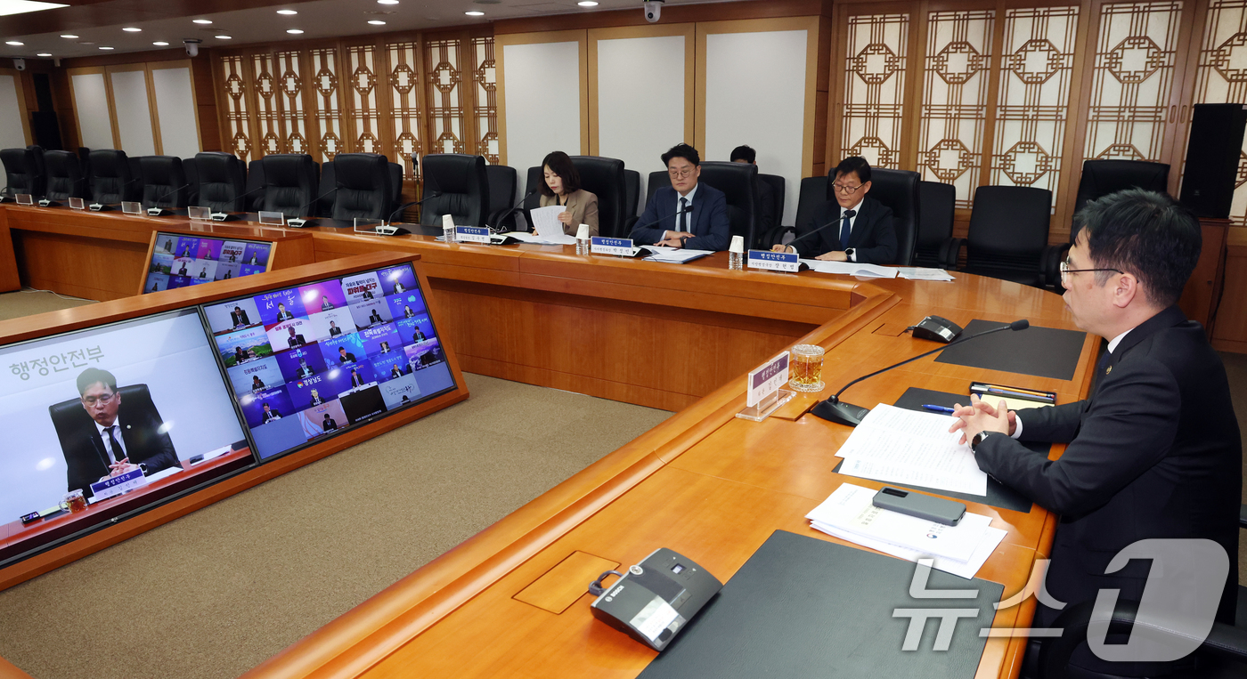 (서울=뉴스1) 김명섭 기자 = 김민재 행정안전부 차관이 2일 서울 세종대로 정부서울청사에서 열린 지방정부 국정비상 점검회의에서 모두 발언을 하고 있다.  2026.4.2/뉴스1