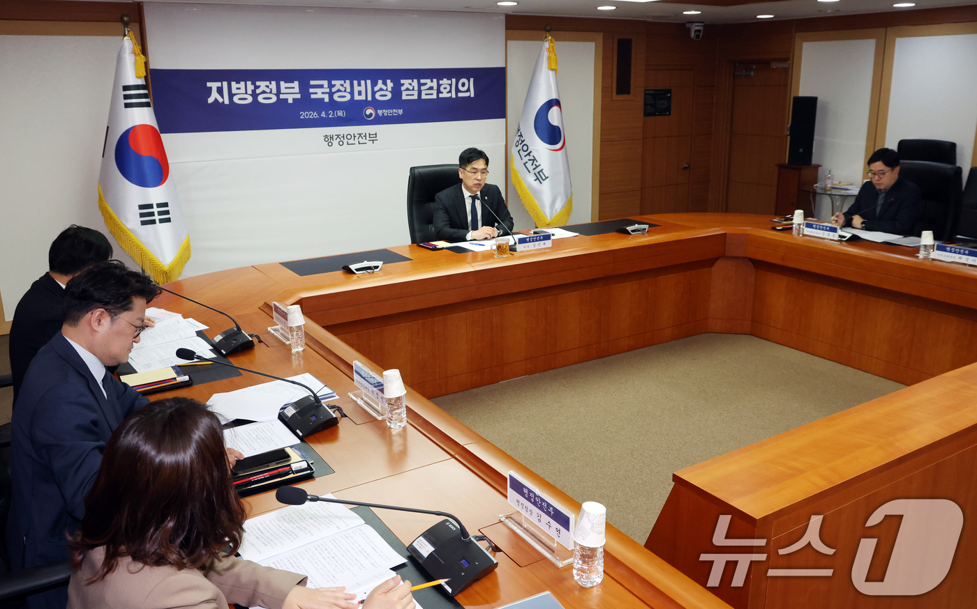 (서울=뉴스1) 김명섭 기자 = 김민재 행정안전부 차관이 2일 서울 세종대로 정부서울청사에서 열린 지방정부 국정비상 점검회의에서 모두 발언을 하고 있다.  2026.4.2/뉴스1