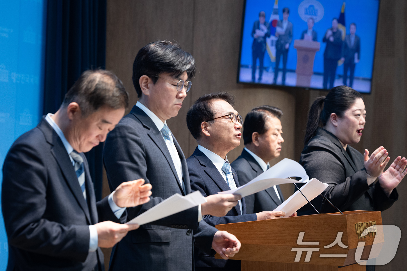 (서울=뉴스1) 유승관 기자 = 더불어민주당 2차 종합특검 대응특위 위원들이 2일 서울 여의도 국회 소통관에서 계엄 후 삼청동 안가 회동 및 노상원 수첩 관련 기자회견을 하고 있다 …