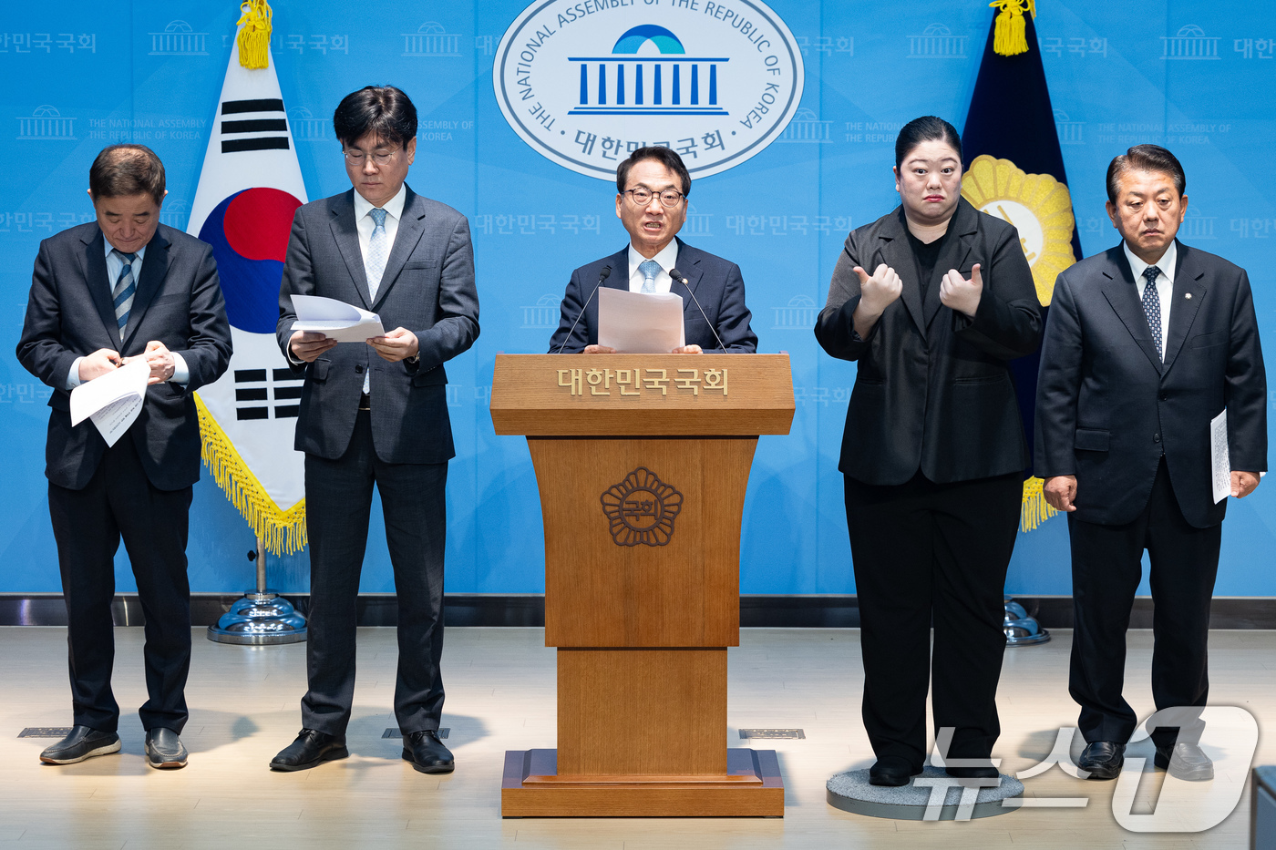 (서울=뉴스1) 유승관 기자 = 더불어민주당 2차 종합특검 대응특위 위원들이 2일 서울 여의도 국회 소통관에서 계엄 후 삼청동 안가 회동 및 노상원 수첩 관련 기자회견을 하고 있다 …