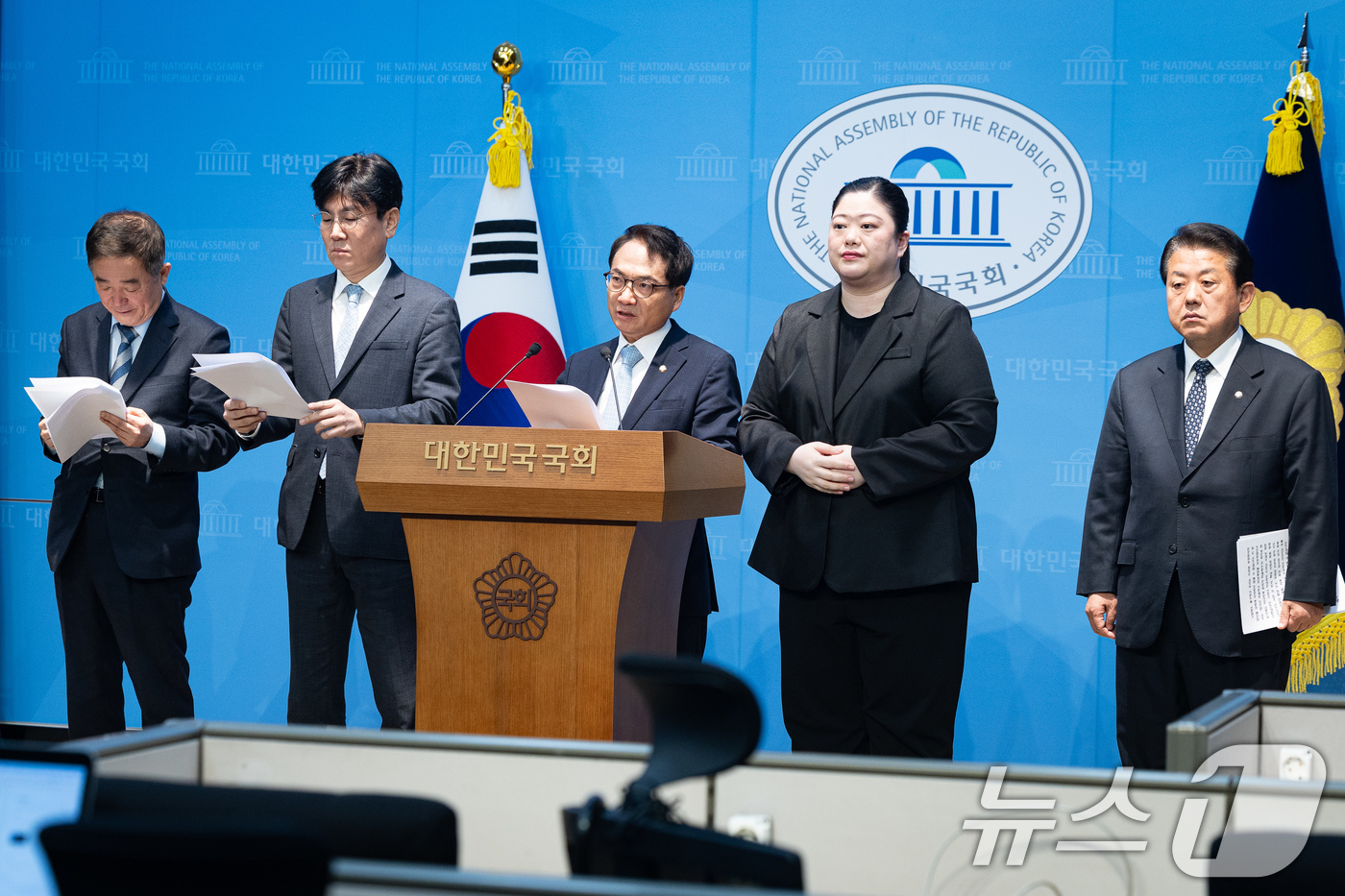 (서울=뉴스1) 유승관 기자 = 더불어민주당 2차 종합특검 대응특위 위원들이 2일 서울 여의도 국회 소통관에서 계엄 후 삼청동 안가 회동 및 노상원 수첩 관련 기자회견을 하고 있다 …