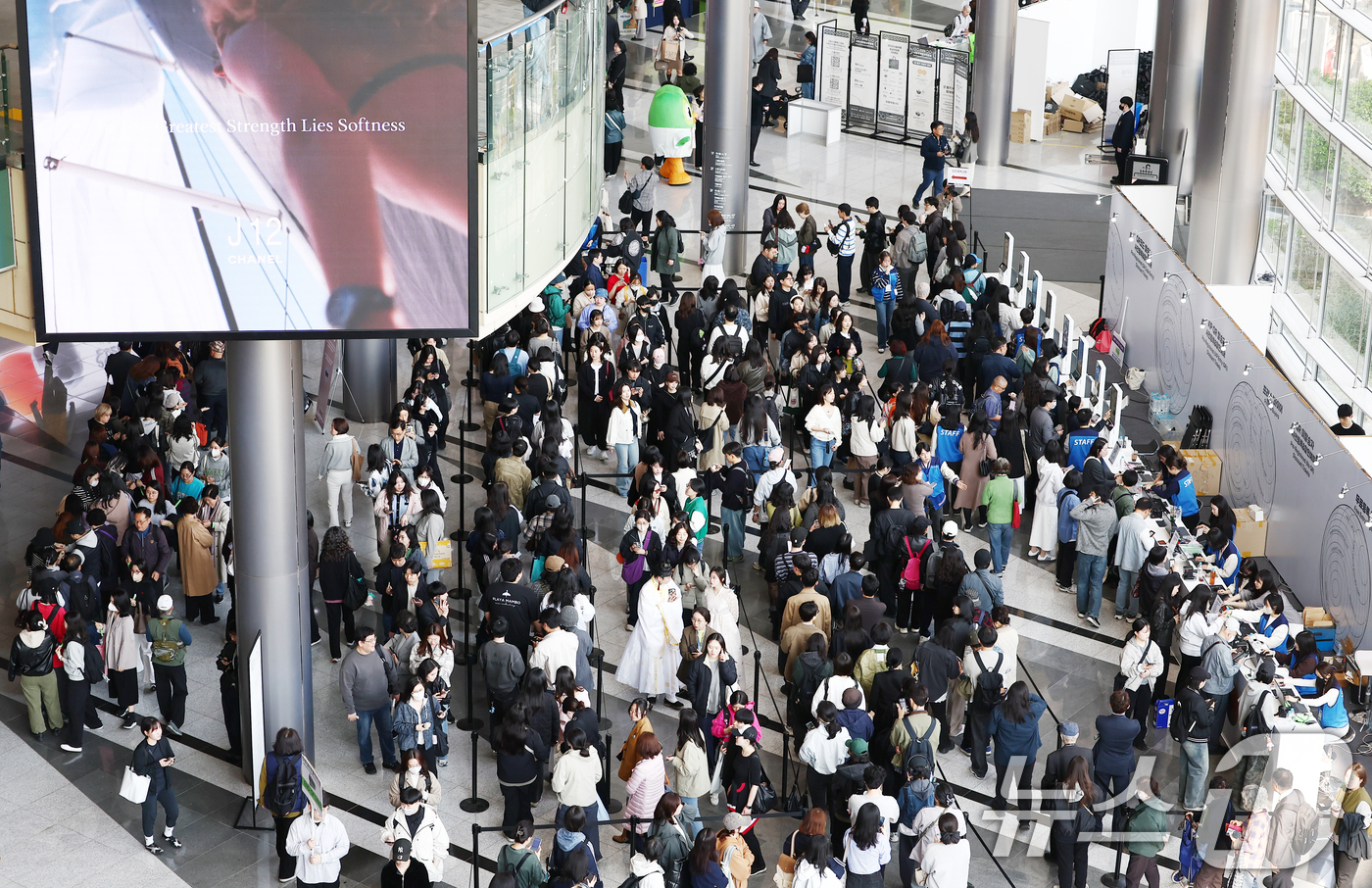 (서울=뉴스1) 김민지 기자 = 2일 오전 서울 강남구 코엑스에서 열린 '2026 서울국제불교박람회 & 제14회 붓다아트페어'에서 관람객들이 입장하기 위해 줄을 서고 있다.대한불교 …