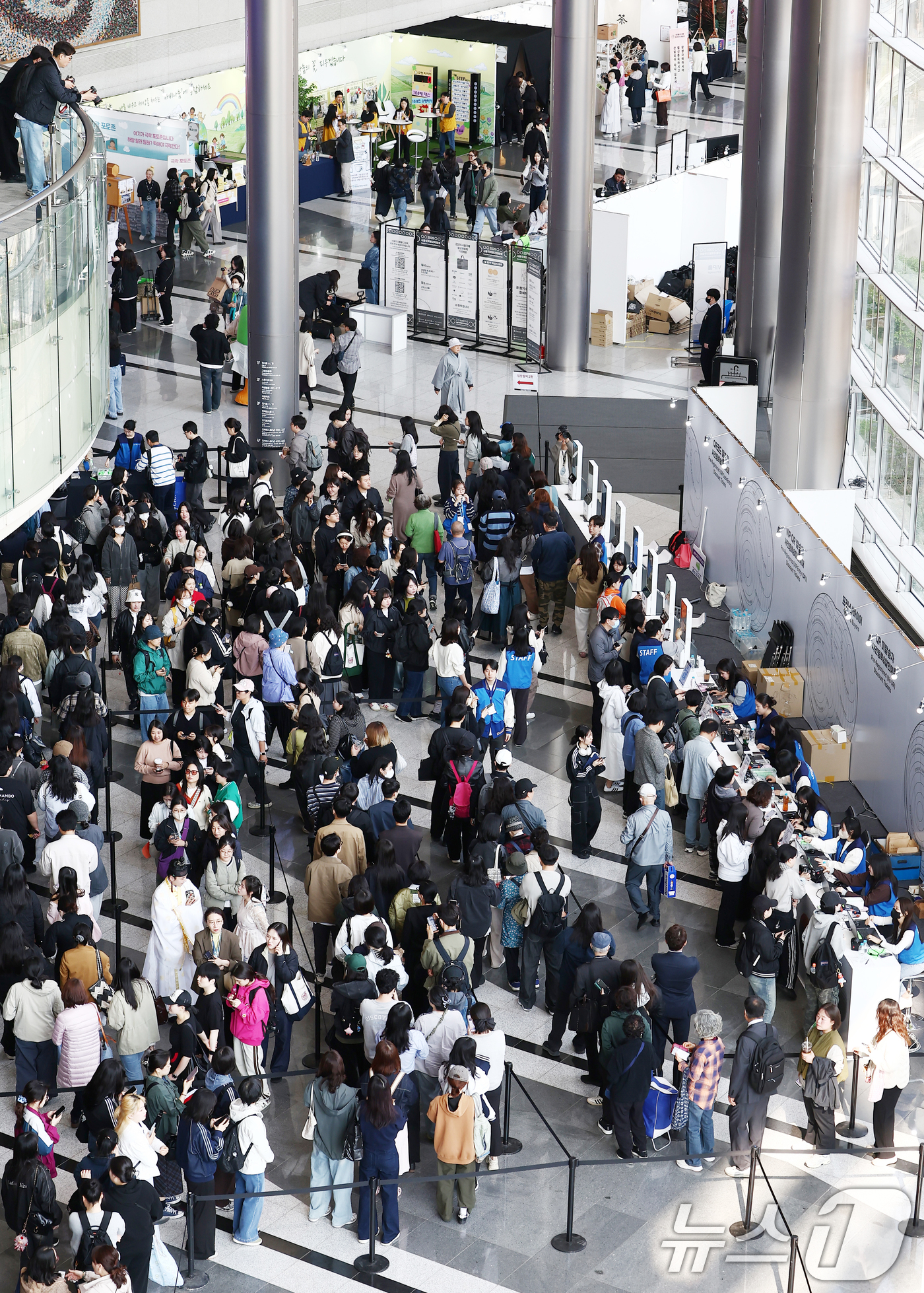(서울=뉴스1) 김민지 기자 = 2일 오전 서울 강남구 코엑스에서 열린 '2026 서울국제불교박람회 & 제14회 붓다아트페어'에서 관람객들이 입장하기 위해 줄을 서고 있다.대한불교 …