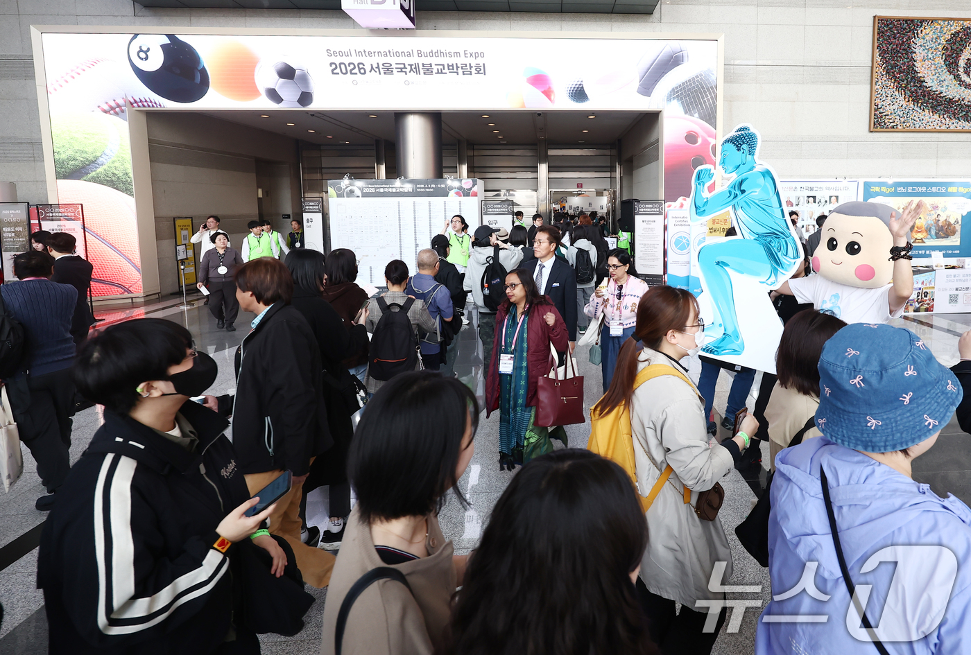 (서울=뉴스1) 김민지 기자 = 2일 오전 서울 강남구 코엑스에서 열린 '2026 서울국제불교박람회 & 제14회 붓다아트페어'에서 관람객들이 입장하기 위해 줄을 서고 있다.대한불교 …