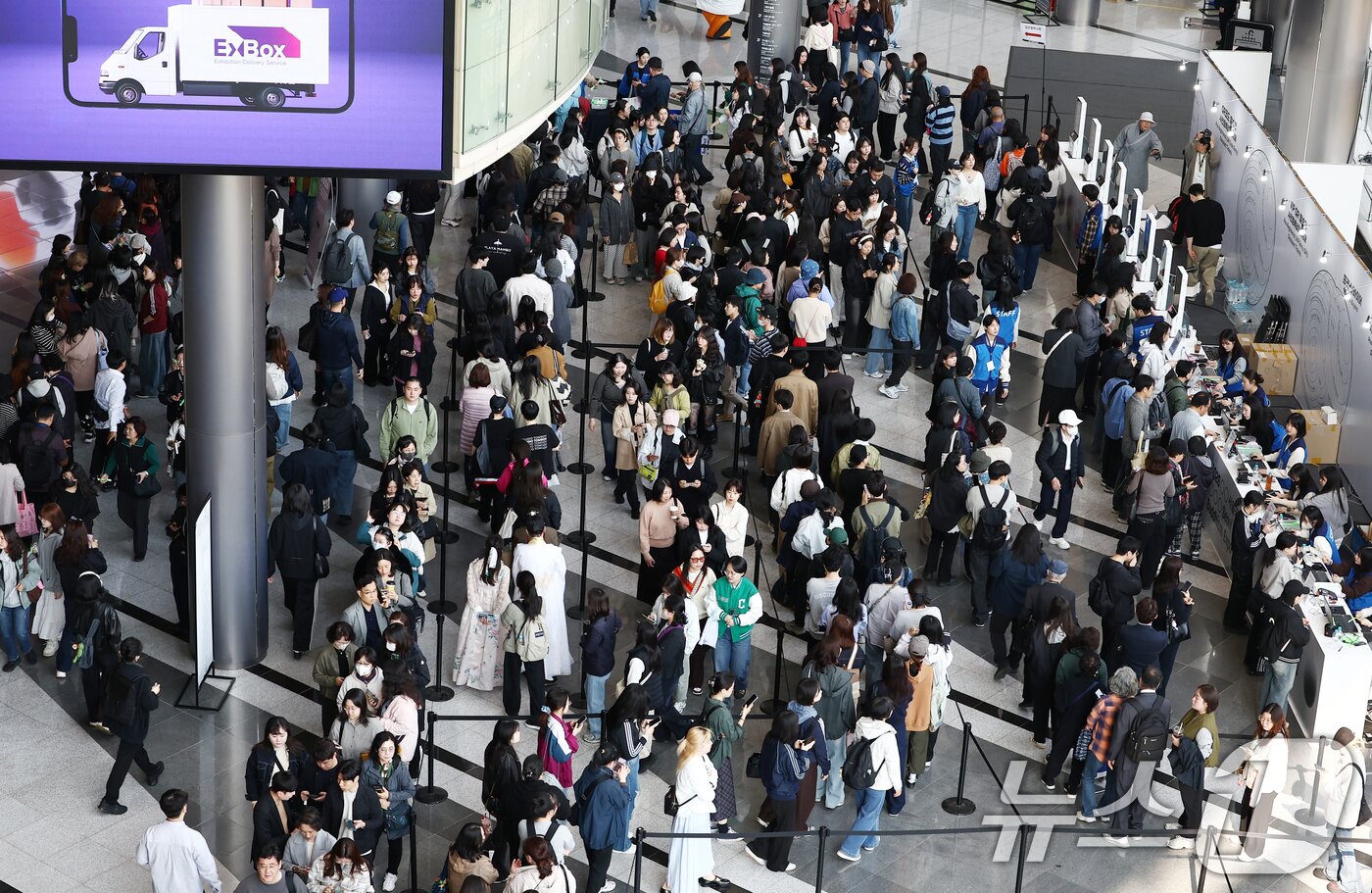 본문 이미지 - 2일 오전 서울 강남구 코엑스에서 열린 '2026 서울국제불교박람회 & 제14회 붓다아트페어'에서 관람객들이 입장하기 위해 줄을 서고 있다. 대한불교조계종이 주최하는 '서울국제불교박람회'와 '붓다아트페어'는 한국 전통불교문화산업 활성화를 위한 국내 전통불교문화산업 박람회다. 2026.4.2 ⓒ 뉴스1 김민지 기자