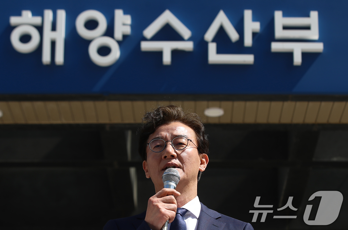 (부산=뉴스1) 윤일지 기자 = 전재수 더불어민주당 의원이 2일 부산 동구 해양수산부 청사 앞에서 기자회견을 열고 6·3 지방선거 부산시장 출마를 공식 선언하고 있다.  2026. …