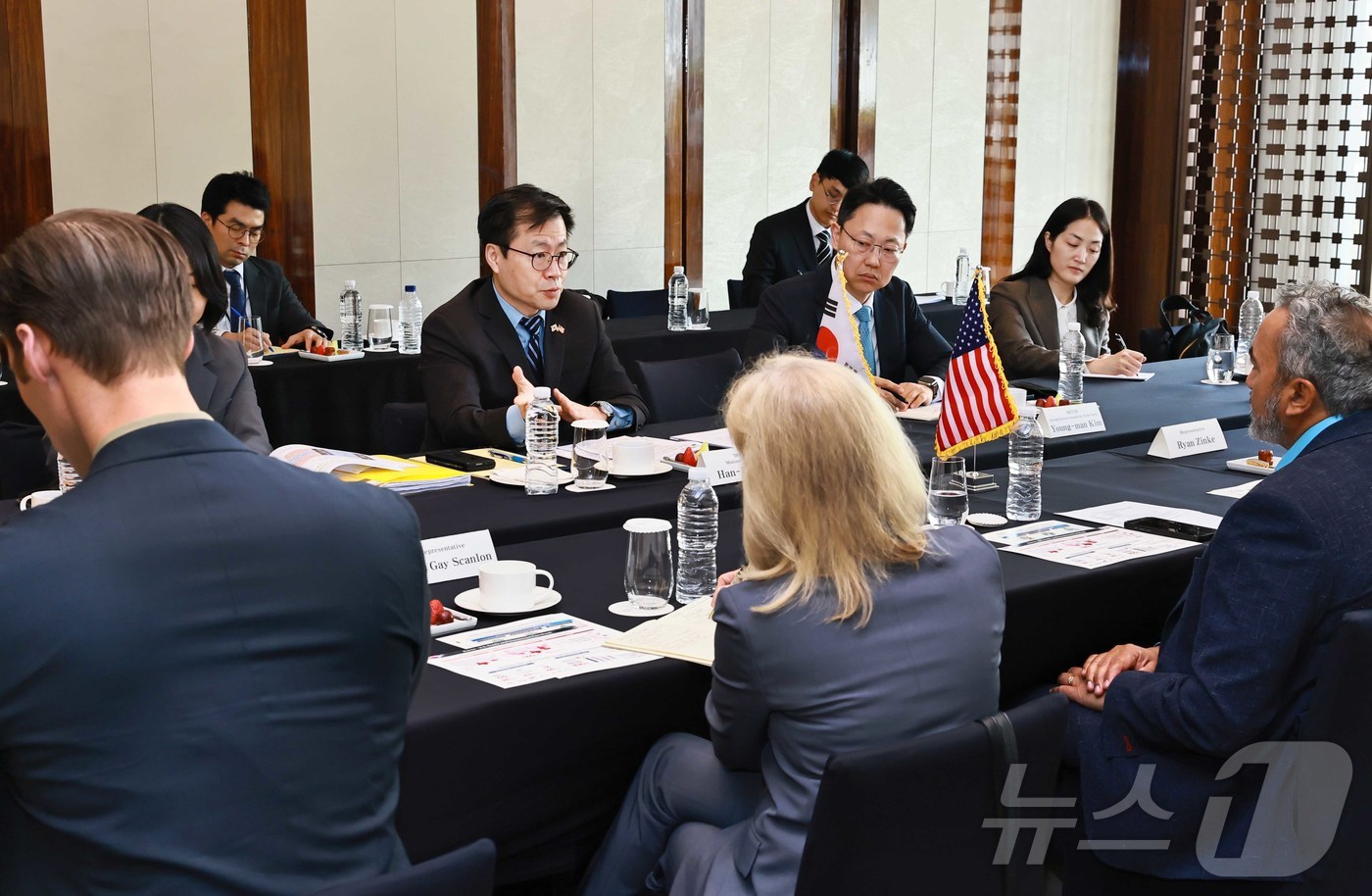 (서울=뉴스1) = 여한구 산업통상부 통상교섭본부장이 2일 오전 서울 중구 웨스틴조선호텔에서 미국 하원 코리아스터디그룹(CSGK) 대표단과 면담을 하고 있다. (산업통상부 제공. …