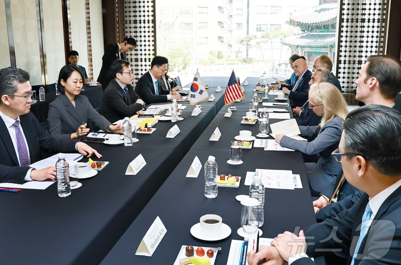 (서울=뉴스1) = 여한구 산업통상부 통상교섭본부장이 2일 오전 서울 중구 웨스틴조선호텔에서 미국 하원 코리아스터디그룹(CSGK) 대표단과 면담을 하고 있다. (산업통상부 제공. …