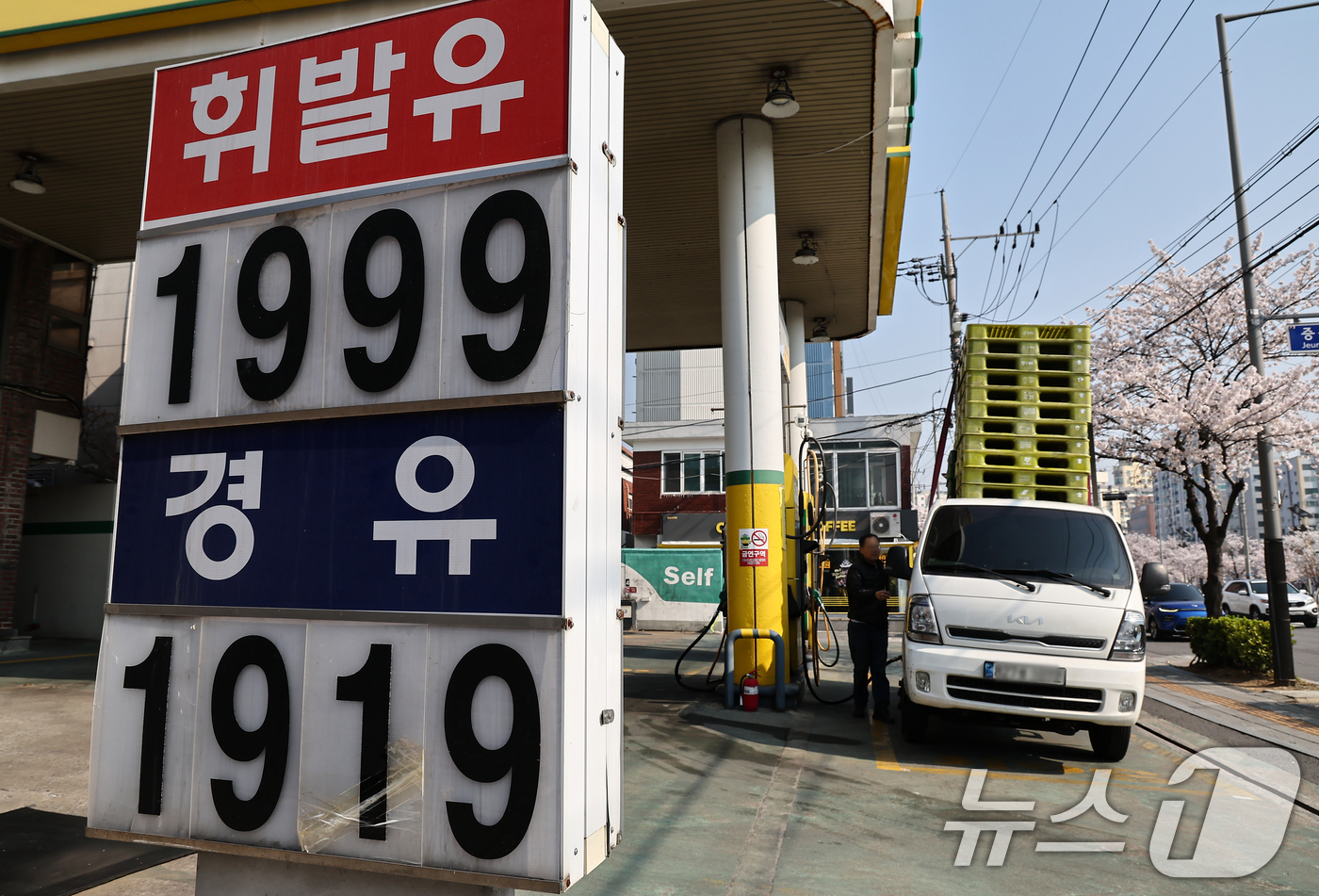 (서울=뉴스1) 김도우 기자 = 미국·이란 전쟁 여파로 중동전쟁 영향으로 국제유가가 급등하면서 3월 석유류 제품의 물가가 10%가까이 상승한 것으로 나타났다.국가데이터처가 2일 발 …