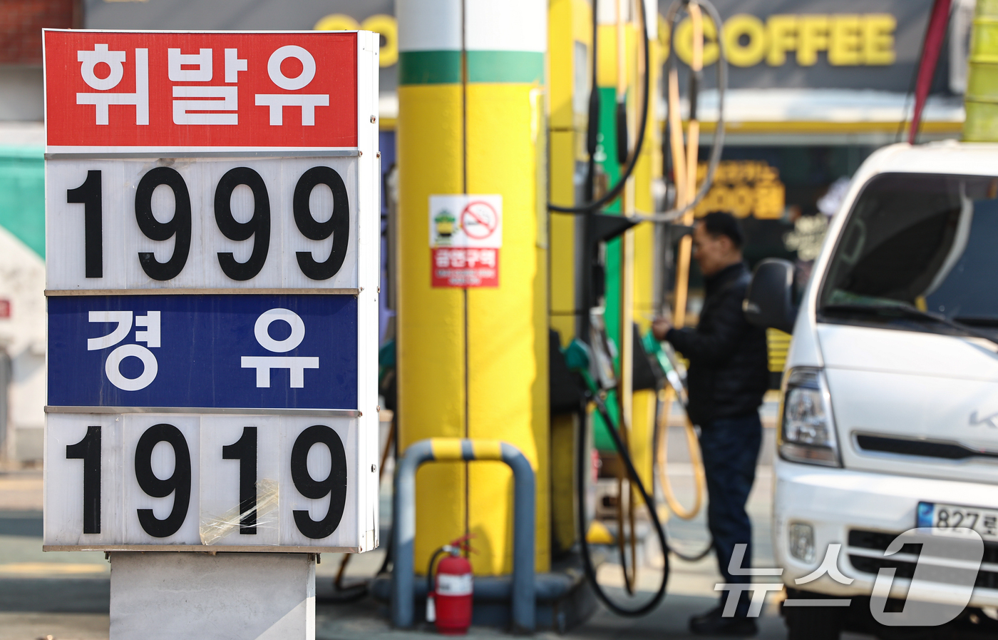 (서울=뉴스1) 김도우 기자 = 미국·이란 전쟁 여파로 중동전쟁 영향으로 국제유가가 급등하면서 3월 석유류 제품의 물가가 10%가까이 상승한 것으로 나타났다.국가데이터처가 2일 발 …