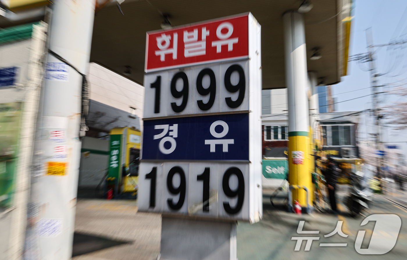 (서울=뉴스1) 김도우 기자 = 미국·이란 전쟁 여파로 중동전쟁 영향으로 국제유가가 급등하면서 3월 석유류 제품의 물가가 10%가까이 상승한 것으로 나타났다.국가데이터처가 2일 발 …