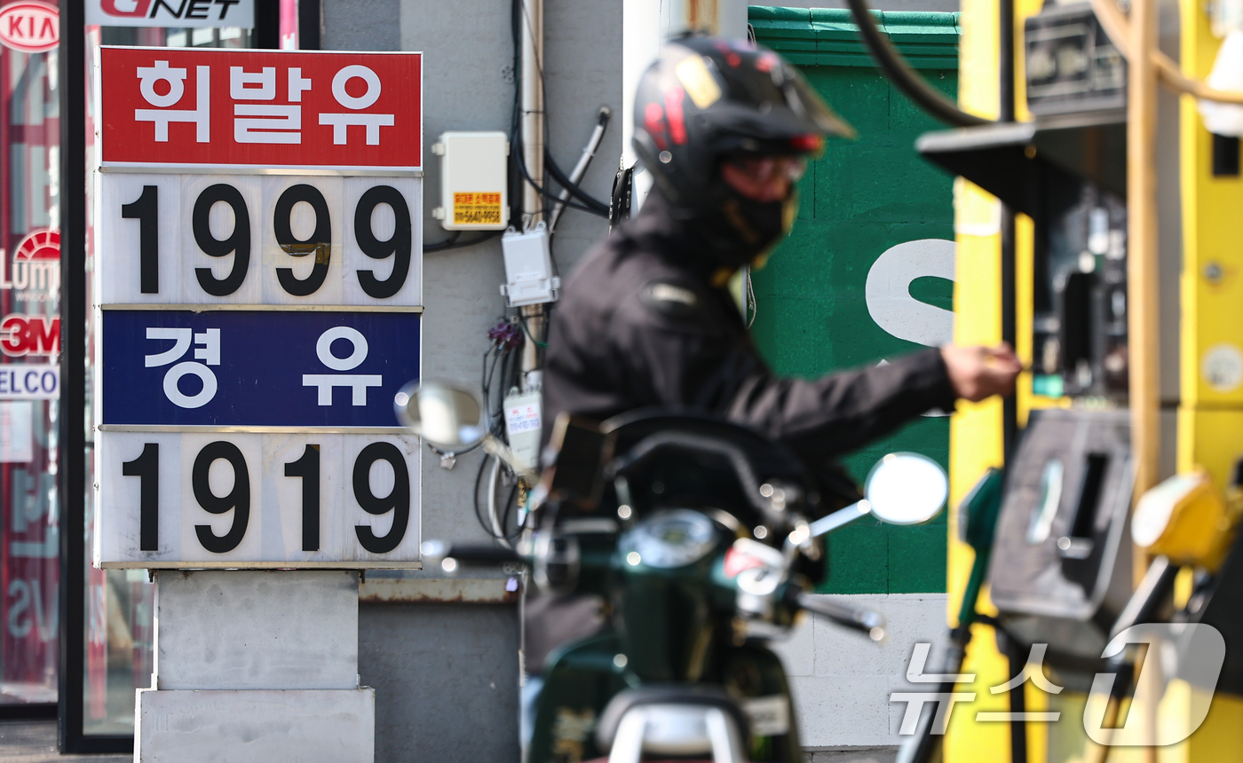 (서울=뉴스1) 김도우 기자 = 미국·이란 전쟁 여파로 중동전쟁 영향으로 국제유가가 급등하면서 3월 석유류 제품의 물가가 10%가까이 상승한 것으로 나타났다.국가데이터처가 2일 발 …