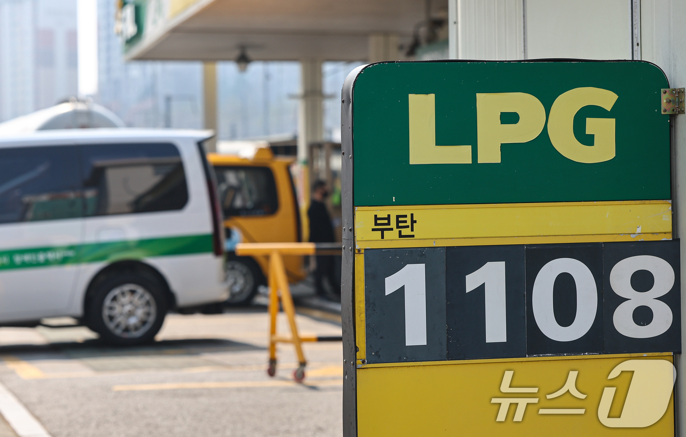 (서울=뉴스1) 김도우 기자 = 미국·이스라엘과 이란의 전쟁으로 글로벌 시장에서 거래되는 액화석유가스(LPG)의 가격이 오르면서 국내 LPG 유통 가격도 인상된다.지난 1일 업계에 …