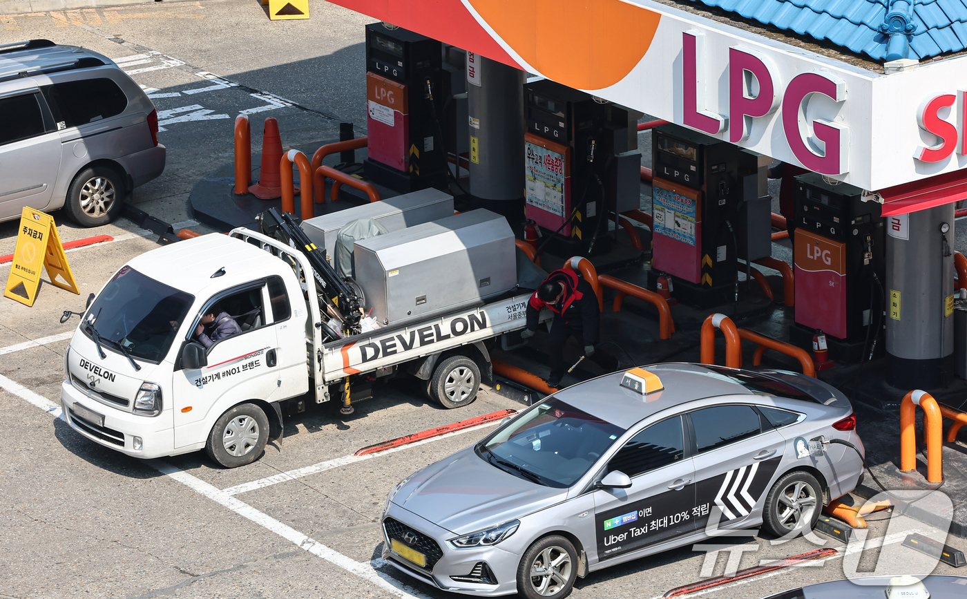 (서울=뉴스1) 김도우 기자 = 미국·이스라엘과 이란의 전쟁으로 글로벌 시장에서 거래되는 액화석유가스(LPG)의 가격이 오르면서 국내 LPG 유통 가격도 인상된다.지난 1일 업계에 …