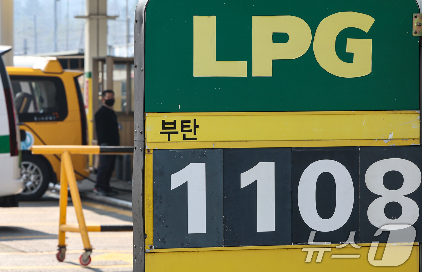 (서울=뉴스1) 김도우 기자 = 미국·이스라엘과 이란의 전쟁으로 글로벌 시장에서 거래되는 액화석유가스(LPG)의 가격이 오르면서 국내 LPG 유통 가격도 인상된다.지난 1일 업계에 …