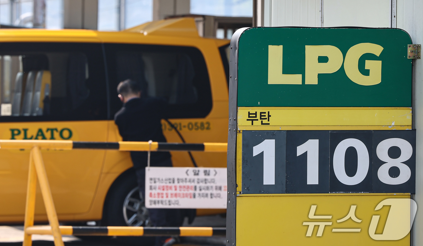 (서울=뉴스1) 김도우 기자 = 미국·이스라엘과 이란의 전쟁으로 글로벌 시장에서 거래되는 액화석유가스(LPG)의 가격이 오르면서 국내 LPG 유통 가격도 인상된다.지난 1일 업계에 …
