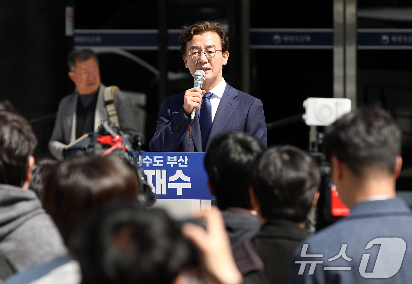 (부산=뉴스1) 윤일지 기자 = 전재수 더불어민주당 의원이 2일 부산 동구 해양수산부 청사 앞에서 기자회견을 열고 6·3 지방선거 부산시장 출마를 공식 선언하고 있다.  2026. …