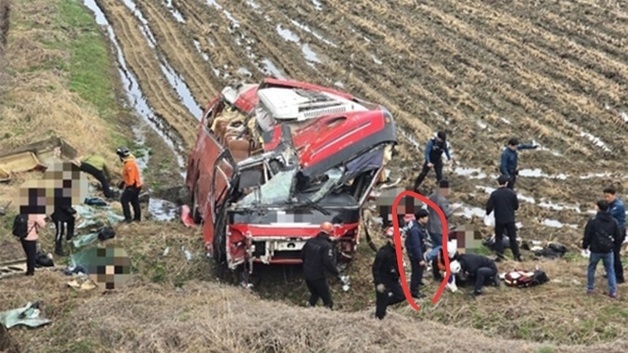 음성 통근버스 사고현장 '영웅' 있었다…보안업체 직원 구조 활약