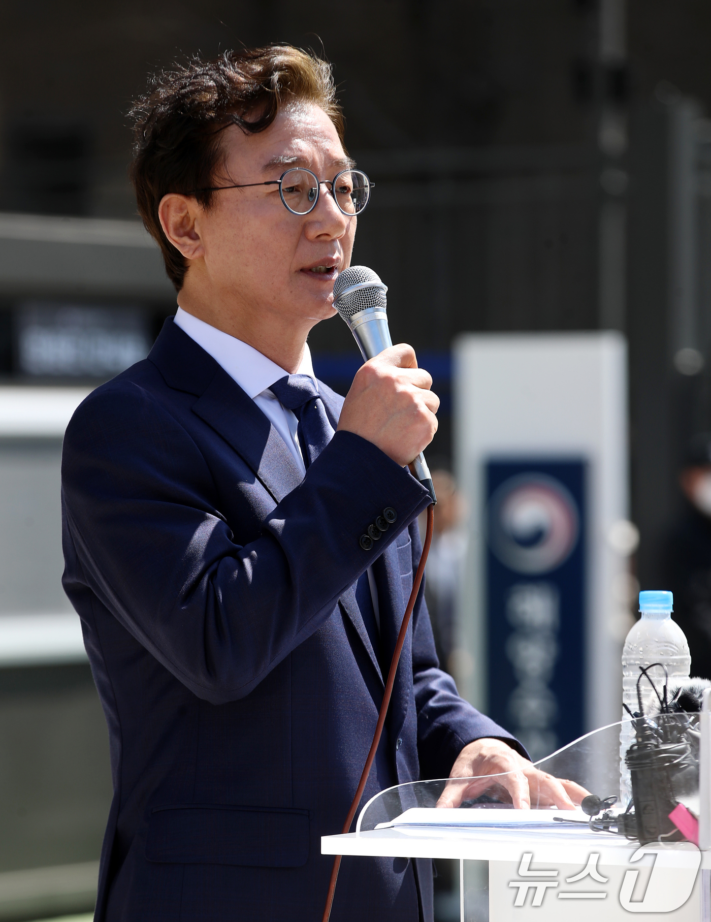 (부산=뉴스1) 윤일지 기자 = 전재수 더불어민주당 의원이 2일 부산 동구 해양수산부 청사 앞에서 기자회견을 열고 6·3 지방선거 부산시장 출마를 공식 선언하고 있다.  2026. …