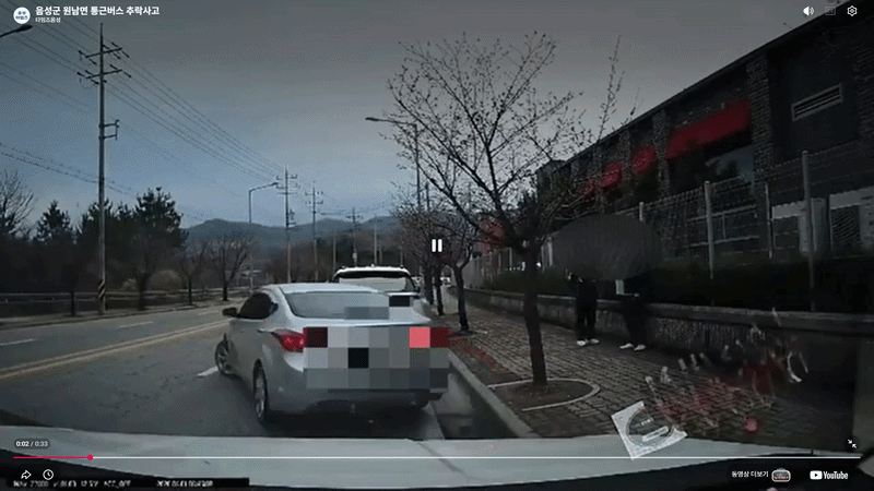 갑자기 튀어나온 불법 유턴 차량 '쾅'…통근버스 추락 사고 당시 '아찔'[영상]