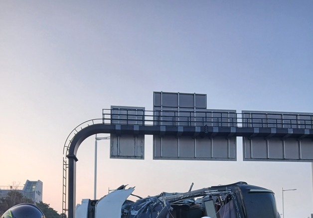 인천공항 제2여객터미널서 버스 전복…운전자 부상