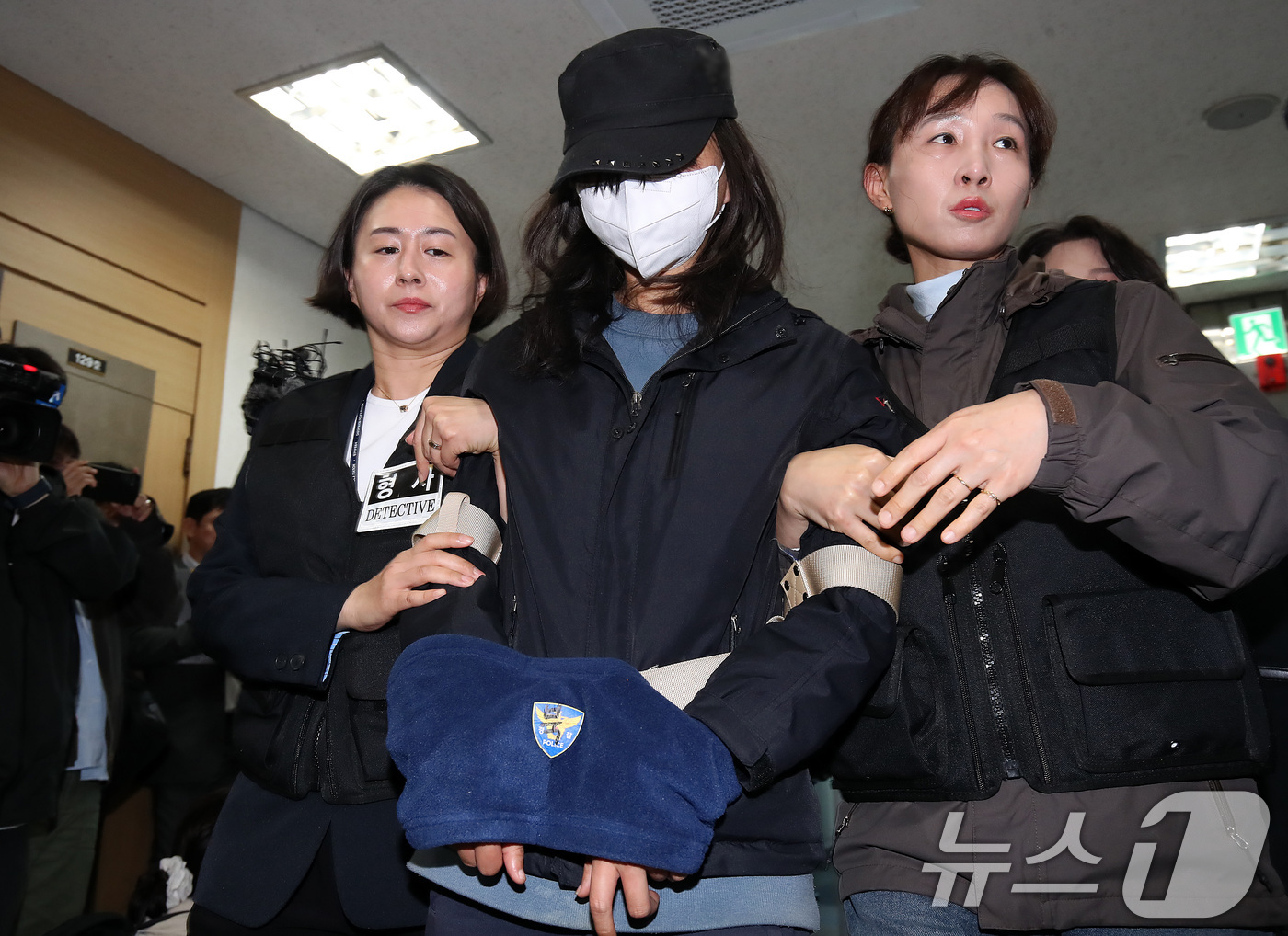 (대구=뉴스1) 공정식 기자 = 50대 어머니 시체를 여행용 가방(캐리어)에 담아 대구 북구 신천 잠수교 인근에 버린 혐의(시체유기)를 받는 20대 딸이 2일 오전 구속 전 피의자 …