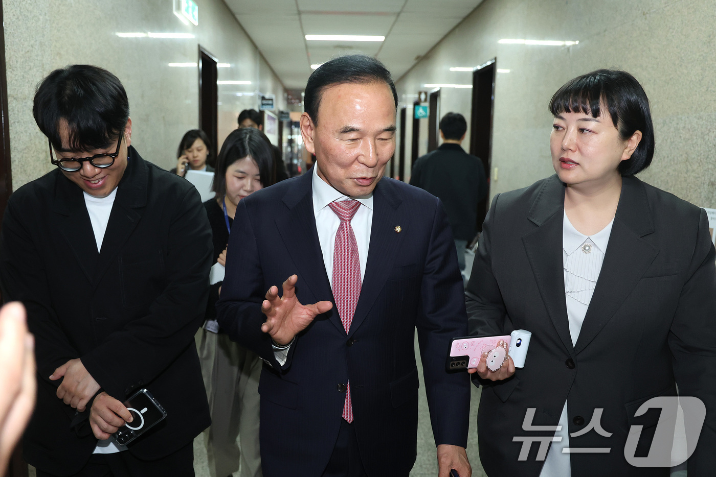 (서울=뉴스1) 신웅수 기자 = 국민의힘 새 공천관리위원장에 임명된 박덕흠 의원이 2일 서울 여의도 국회에서 장동혁 대표를 만난 후 취재진의 질의에 답변하고 있다. 2026.4.2 …