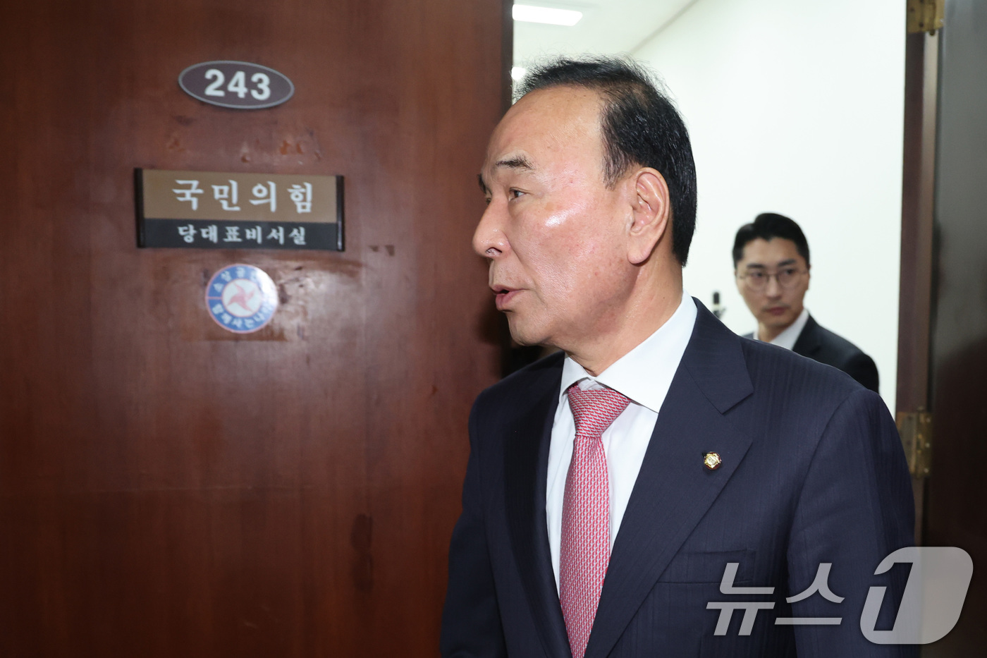 (서울=뉴스1) 신웅수 기자 = 국민의힘 새 공천관리위원장에 임명된 박덕흠 의원이 2일 서울 여의도 국회에서 장동혁 대표를 만난 후 이동하고 있다. 2026.4.2/뉴스1