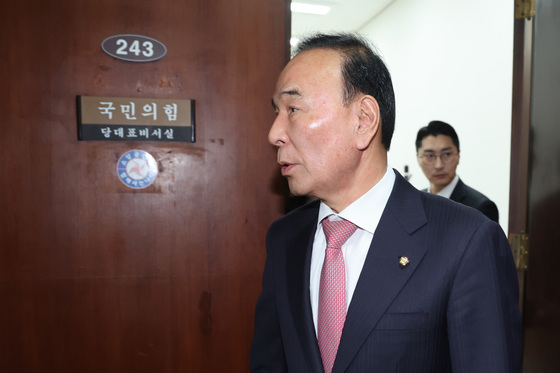 당대표실 나서는 박덕흠