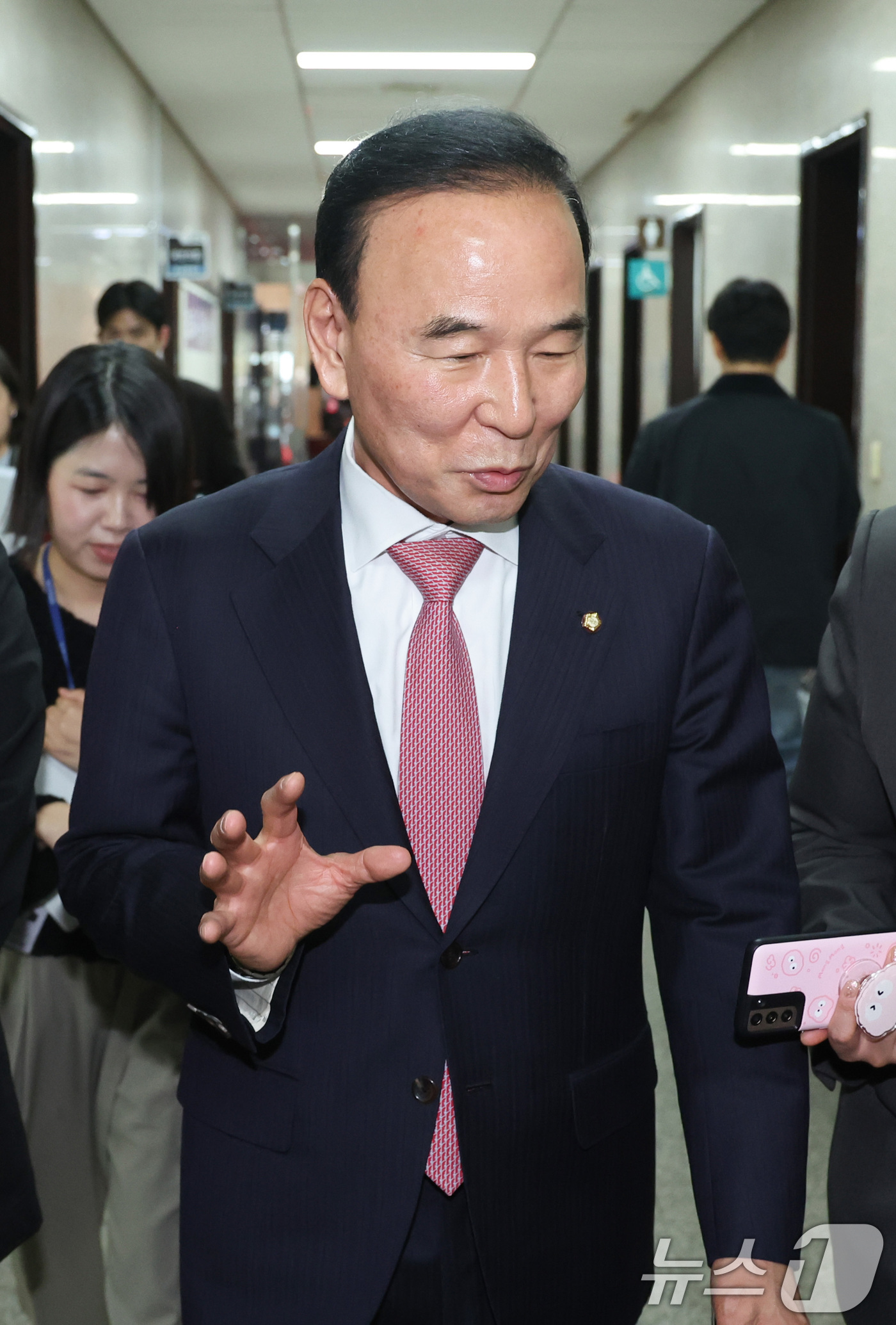 (서울=뉴스1) 신웅수 기자 = 국민의힘 새 공천관리위원장에 임명된 박덕흠 의원이 2일 서울 여의도 국회에서 장동혁 대표를 만난 후 취재진의 질의에 답변하고 있다. 2026.4.2 …